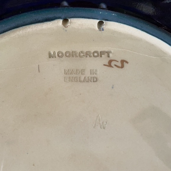 Rare Moorcroft Blue Finches English decorative art pottery plate, signed, 1991 - Picture 6 of 9